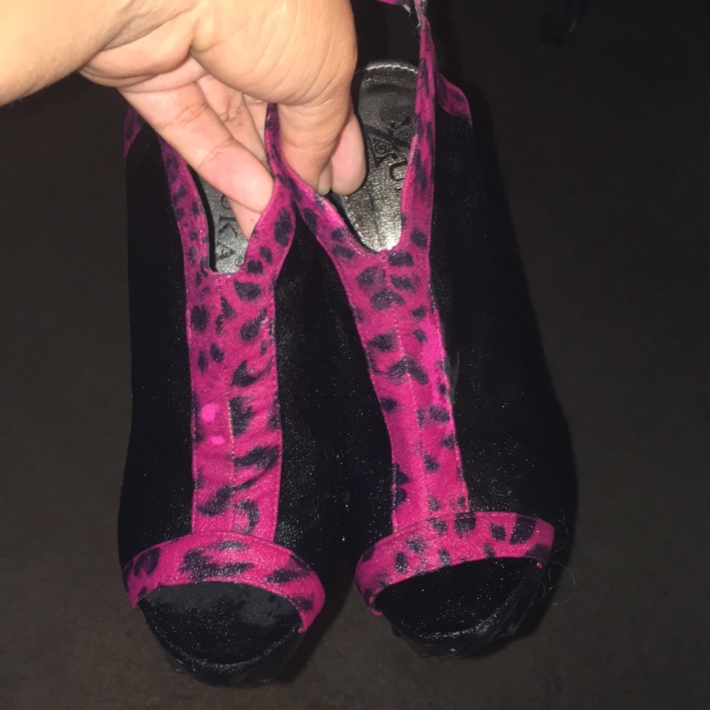 Black and pink Cheetah print heels